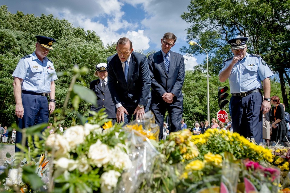De Australische premier Abbott herdenkt de slachtoffers. Bij de vliegramp kwamen 38 Australiërs om het leven. Foto ANP