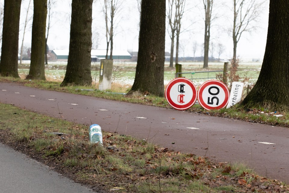 De restanten van de zoveelste omver gereden straatlantaarn liggen verspreid over drie plekken langs het fietspad op de Wakkerendijk.