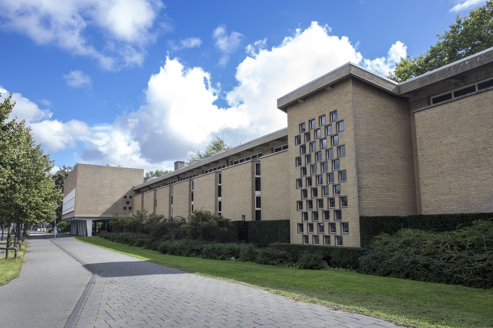 1. Het Mendelcollege aan de Pim Mulierlaan, 1949-1958 (architect G.H.M. Holt en anderen).