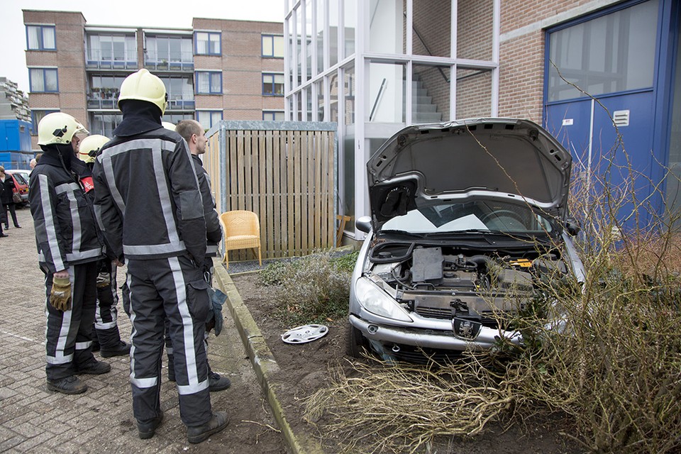 Hoogbejaarde vrouw ramt gevel en drie geparkeerde wagens in Heemstede/
Foto: Michel van Bergen