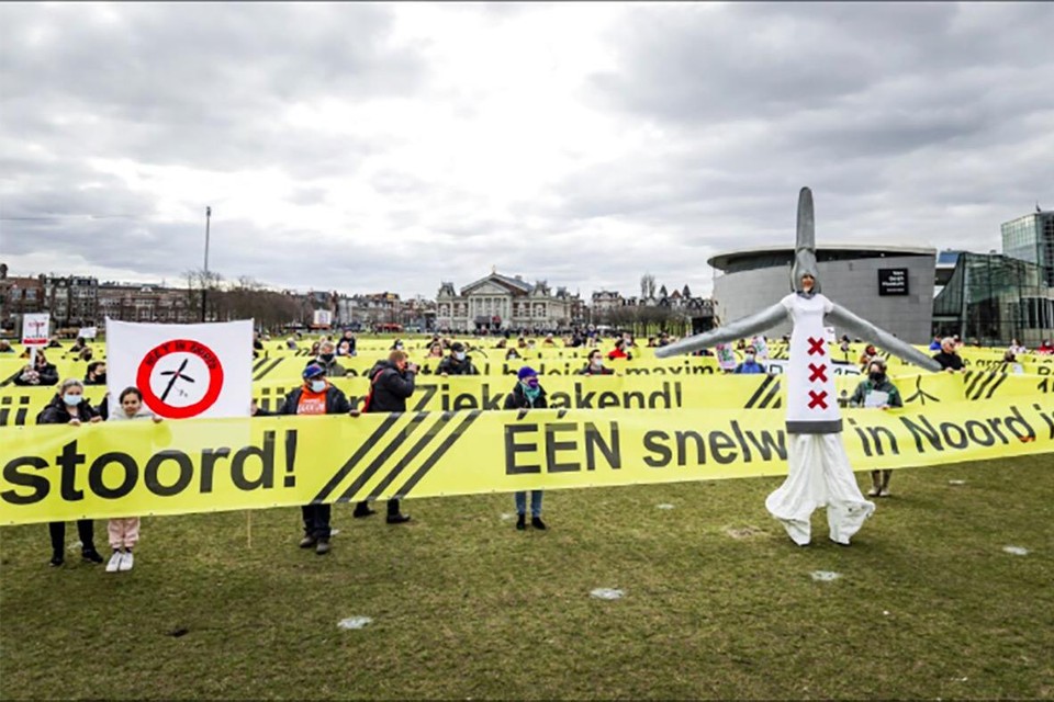 Protest tegen windmolens op het Museumplein in Amsterdam in juni 2021.