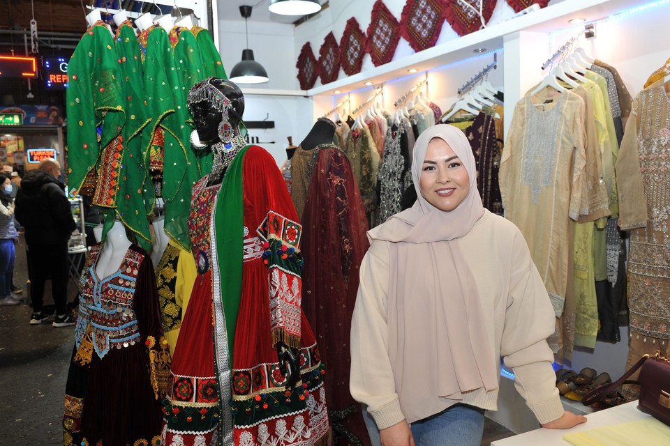 Mahira Sadeqi hoopt met Zarin Fashion door te groeien naar een echte winkel.