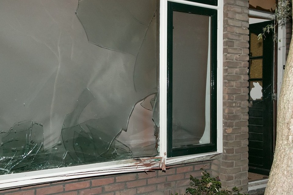 Bom beschadigt huis in Baarn. Foto: Caspar Huurdeman