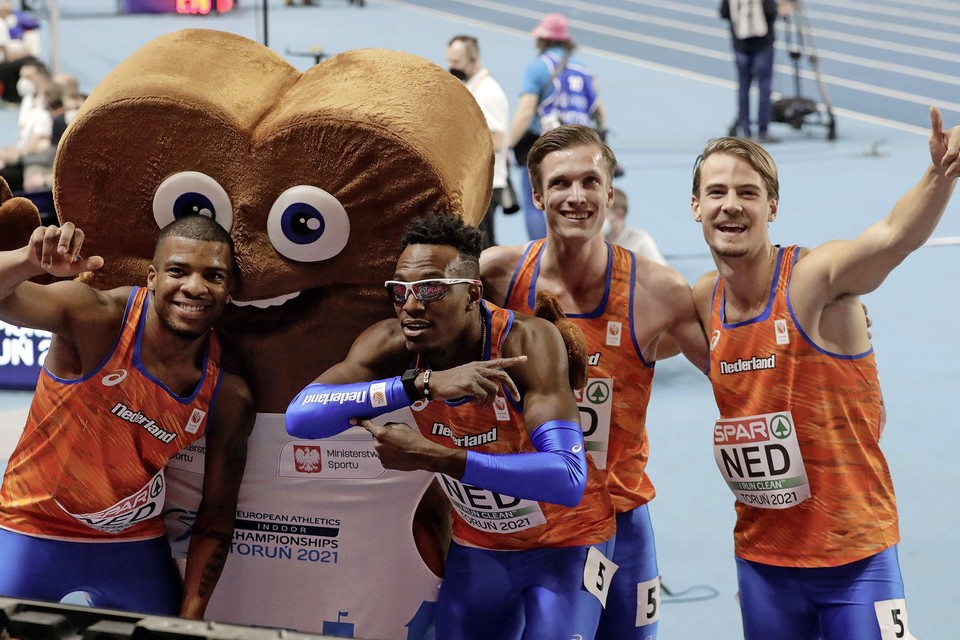 De Nederlandse estafettemannen vieren hun feestje na het Europese goud op de 4x400 meter.