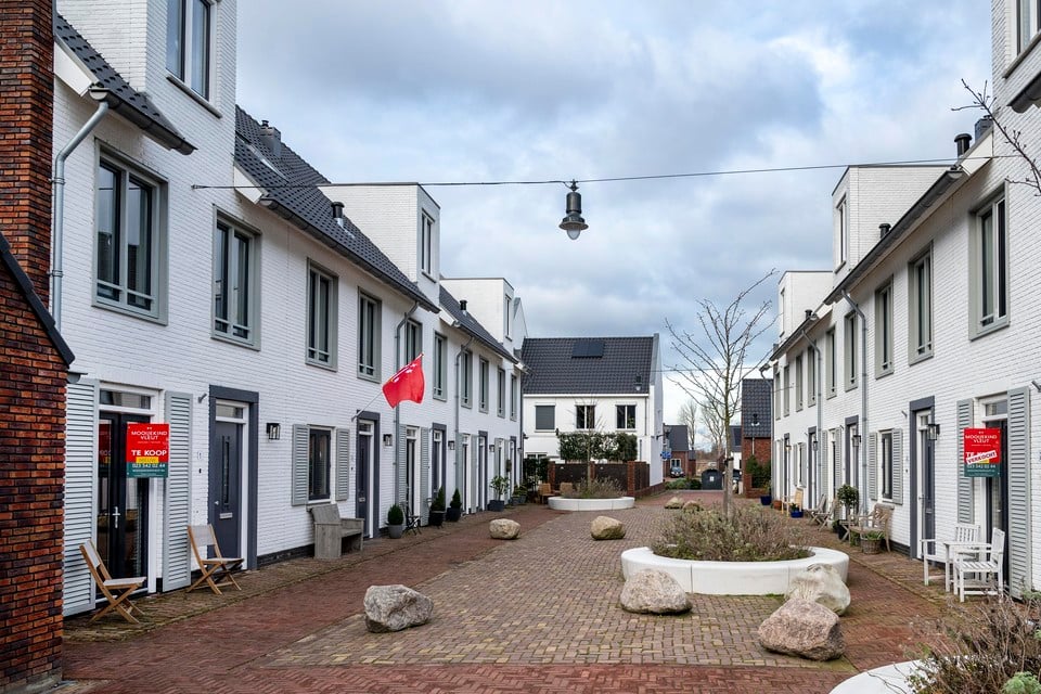 Te koop staande woningen in de Purcellstraat in het Vijverpark. Het resultaat van het teruglopende aantal koopwoningen is volgens de NVM dat starters nauwelijks meer iets betaalbaars kunnen vinden.