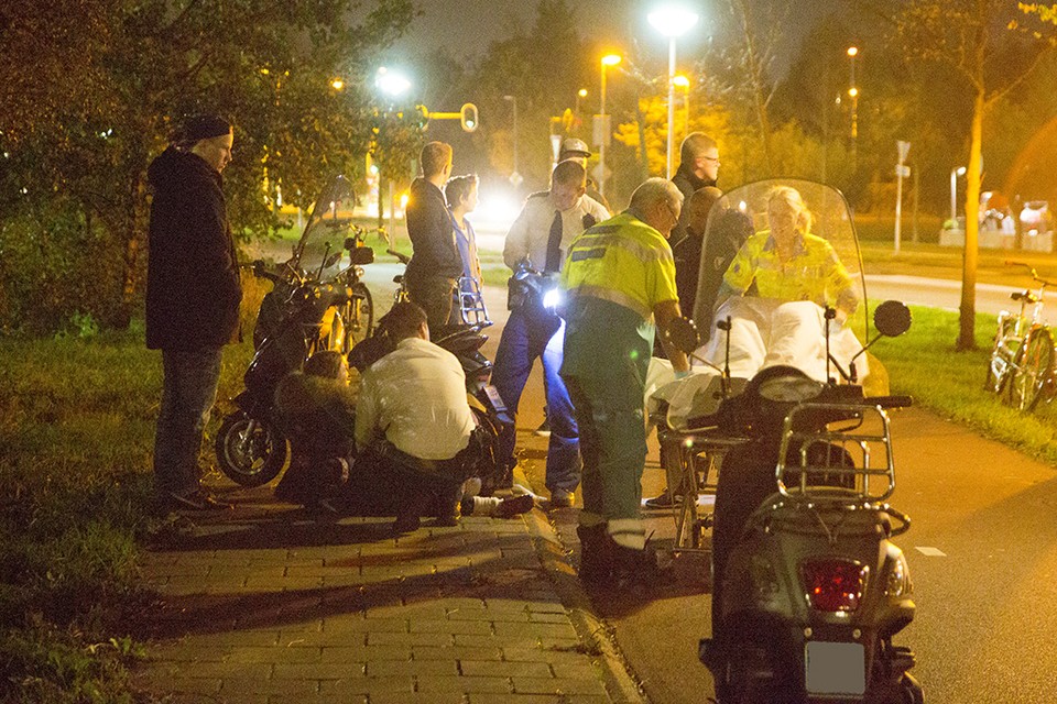 Twee gewonden bij botsing tussen scooter en fiets op de Vlietweg in Haarlem. Foto: Michel van Bergen