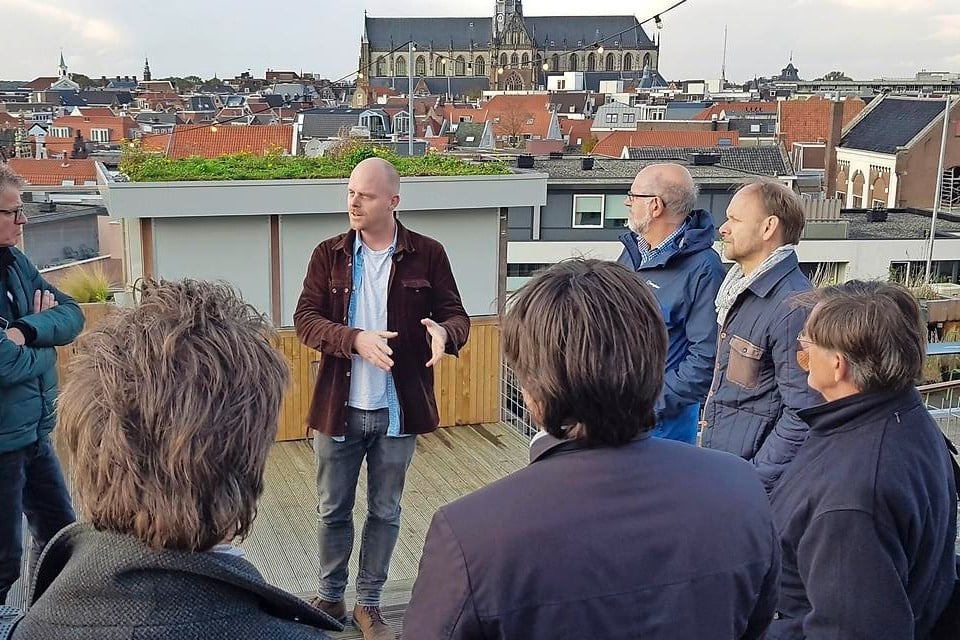 Dennis de Waart, initiatiefnemer van De Dakkas bovenop parkeergarage De Kamp, geeft tekst en uitleg aan de jury van de Lieven de Key Penning.
