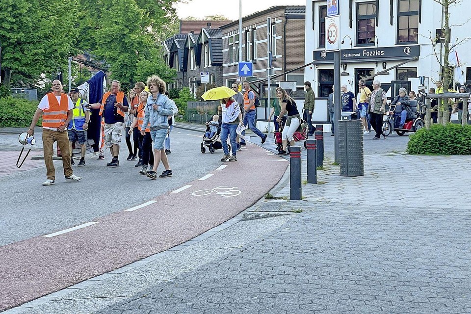 De fakkeltocht voor vrijheid van 10 juni, op het kruispunt Zeestraat - Groenelaan in Beverwijk.