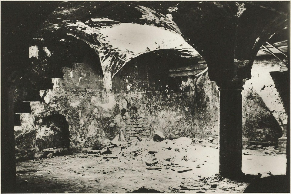 Een kelder die werd aangetroffen onder het afgebrande pand van Maranka.