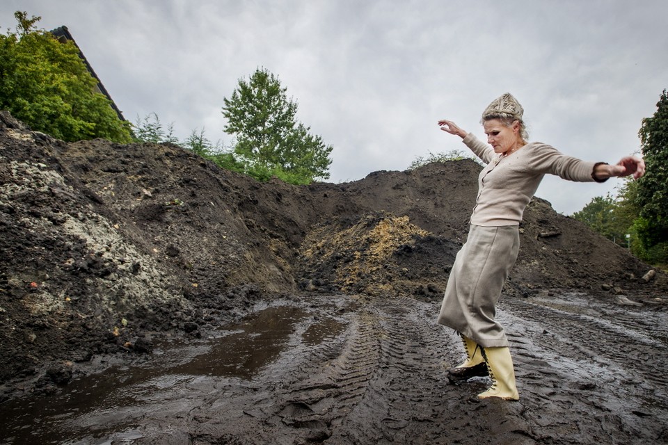 Julia Henneman is niet blij met de vervuilde bergen grond voor haar woning in Bloemendaal. Foto: United Photos / Remko de Waal  . Wethouder Schep: ,,Maar dit is niet de vervuilde grond.'' Foto United Photos/Remko de Waal