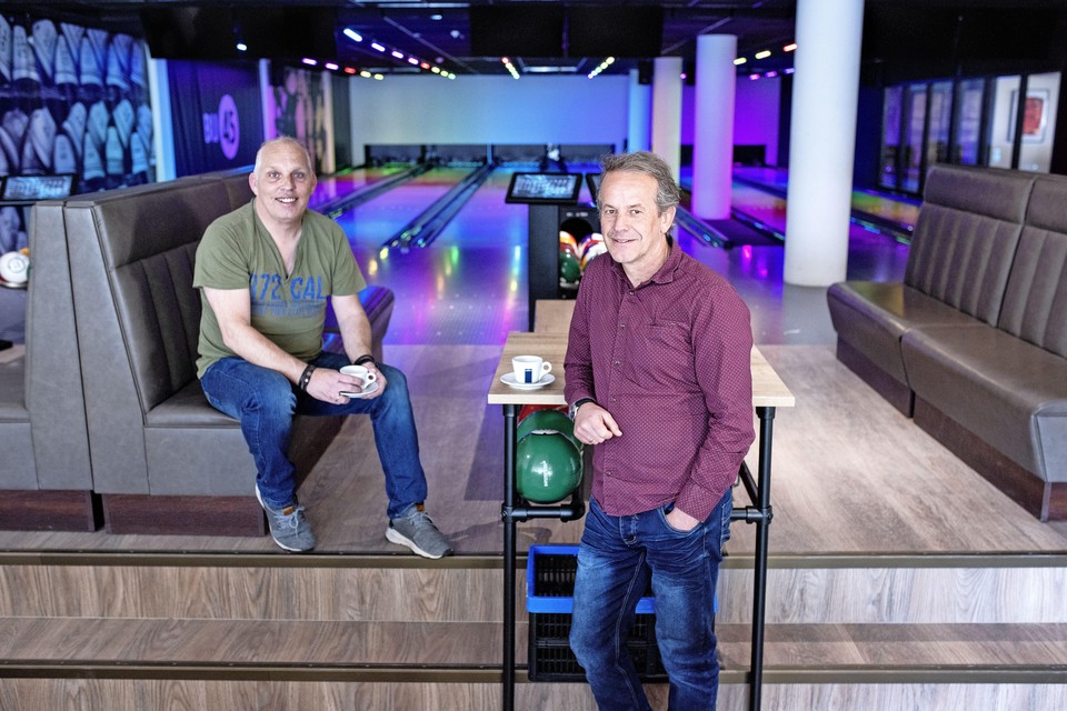 Jan-Willem Talen en Alex Schijffelen in het lege bowlingcentrum Bij45.