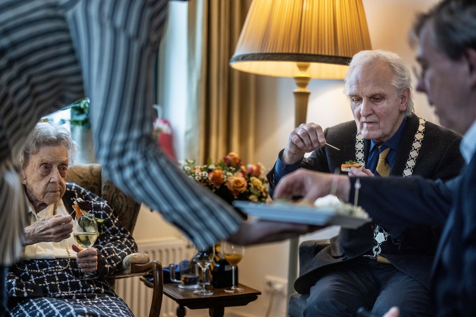 Pieter Broertjes eet een toastje tijdens zijn bezoek aan de 104-jarige Suus den Boesterd-Poll in Villa Marijke Elisabeth.