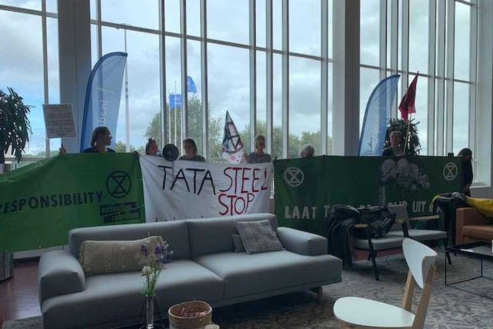 Met spandoeken protesteren de leden van Extencion Rebellion tegen het milieubeleid van Tata Steel