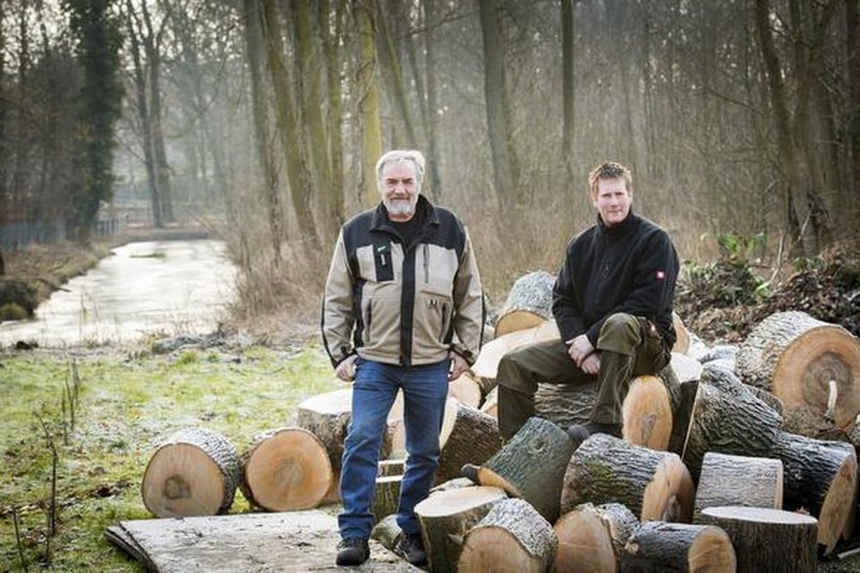 Fred van der Hengst met zoon Bas op het Huis te Manpad: ,,De natuur is elke dag anders’’.