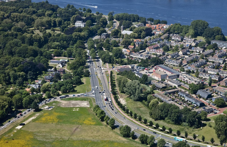 Een luchtfoto van Oud-Velsen langs de Amsterdamseweg en de Parkweg.