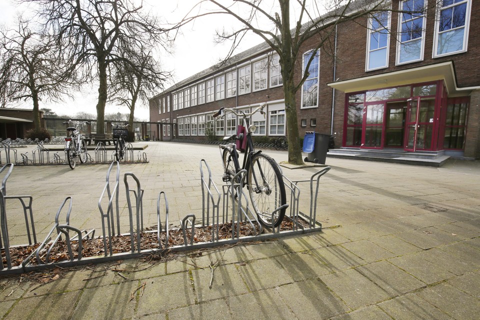 Lege fietsenstalling bij gymnasium Felisenum.