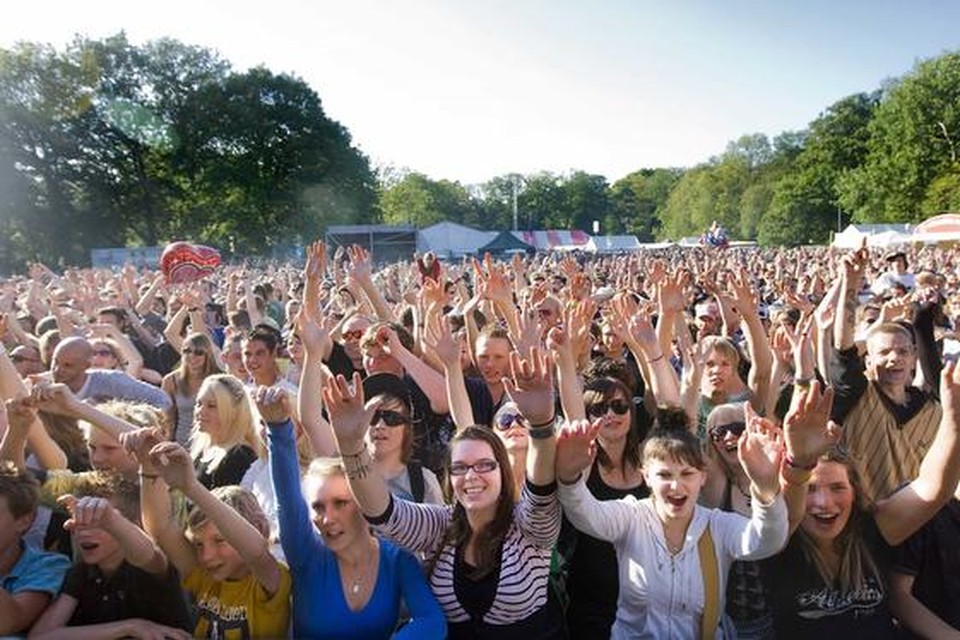 Festival Beeckestijnpop 2015, publiek tijdens het optreden van De Jeugd van Tegenwoordig.