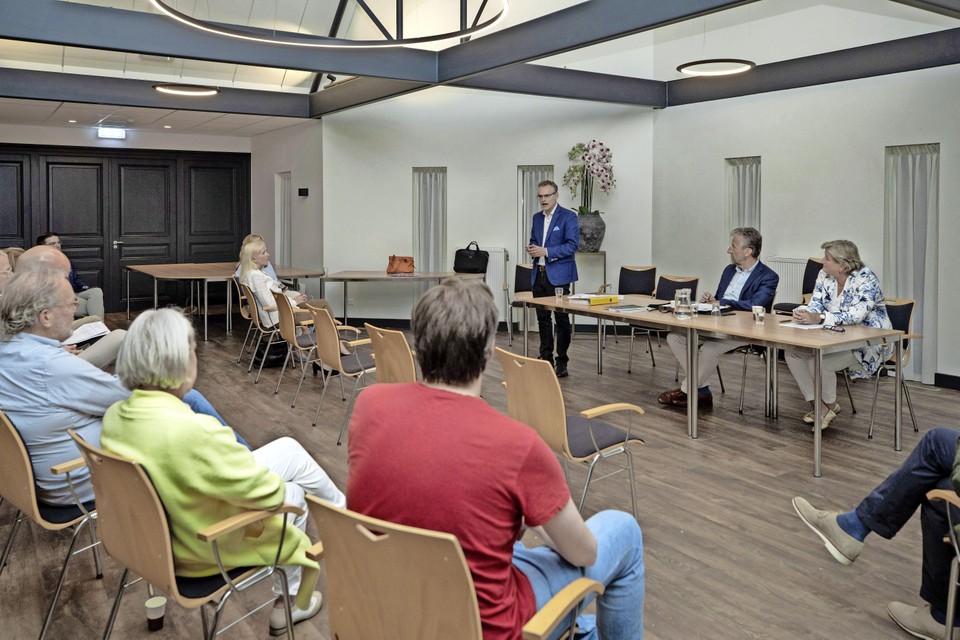 VVD-wethouder Erwin Jansma lichtte de Soestdijkplannen deze week toe tijdens de ledenavond.