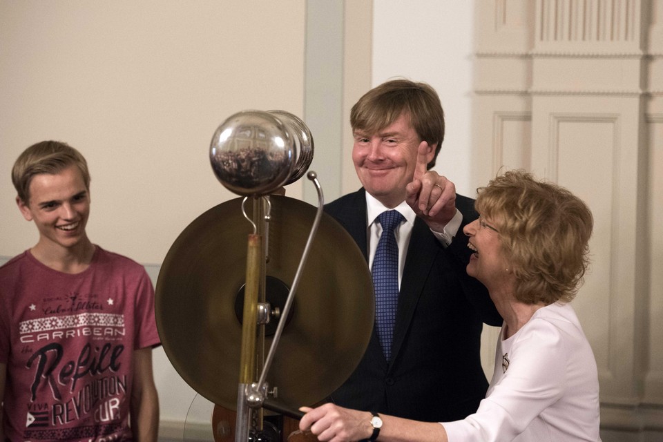 Koning Willem-Alexander en Marjan Scharloo verrichten de openingshandeling