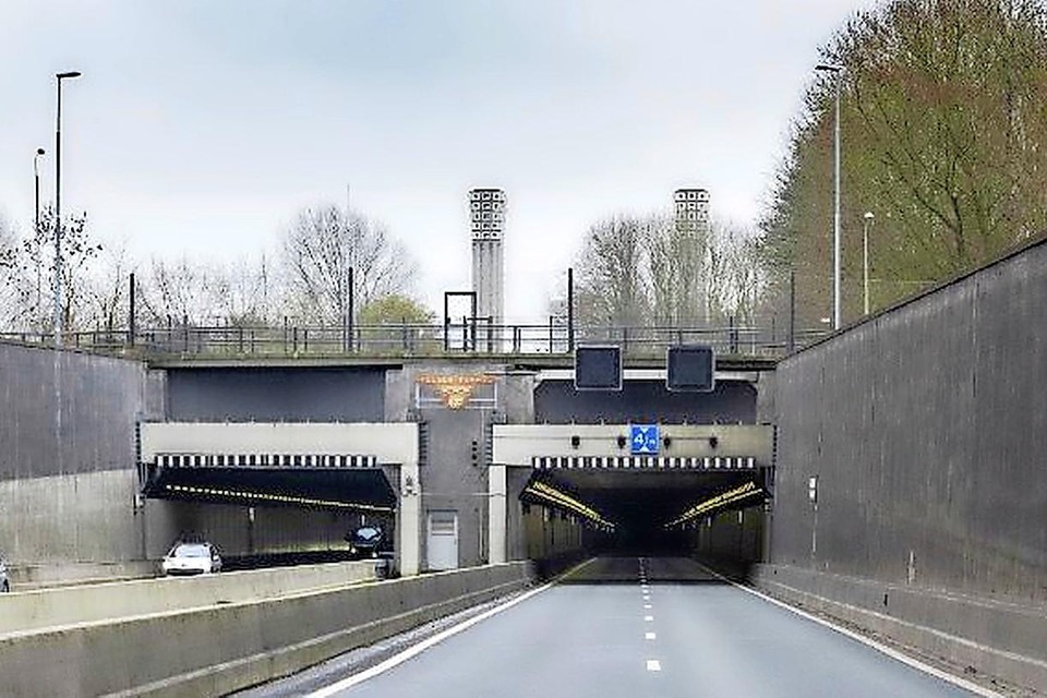 De twee mannen die dinsdag lopend de Velsertunnel in waren gegaan, kregen allebei een boete van 120 euro.