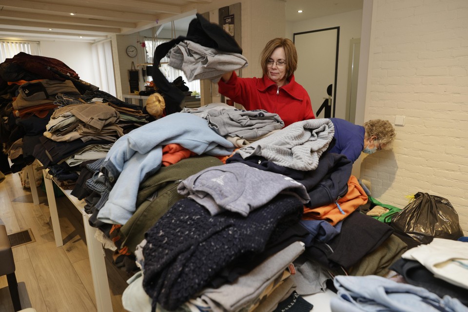 Jolanda Westrum (Vrijwilligerscentrale) in actie tijdens de kleding inzamelingsactie voor vluchtelingen in Huizen.