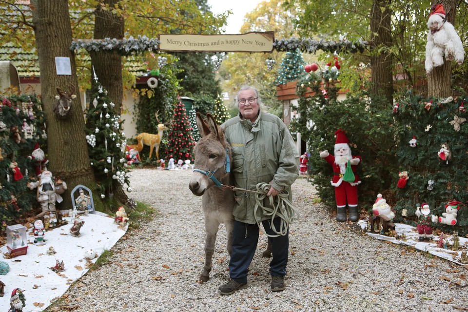 Hilversummer Willem Bavelaar (78) met ezel Igor in zijn kersttuin aan de Hoorneboeglaan.