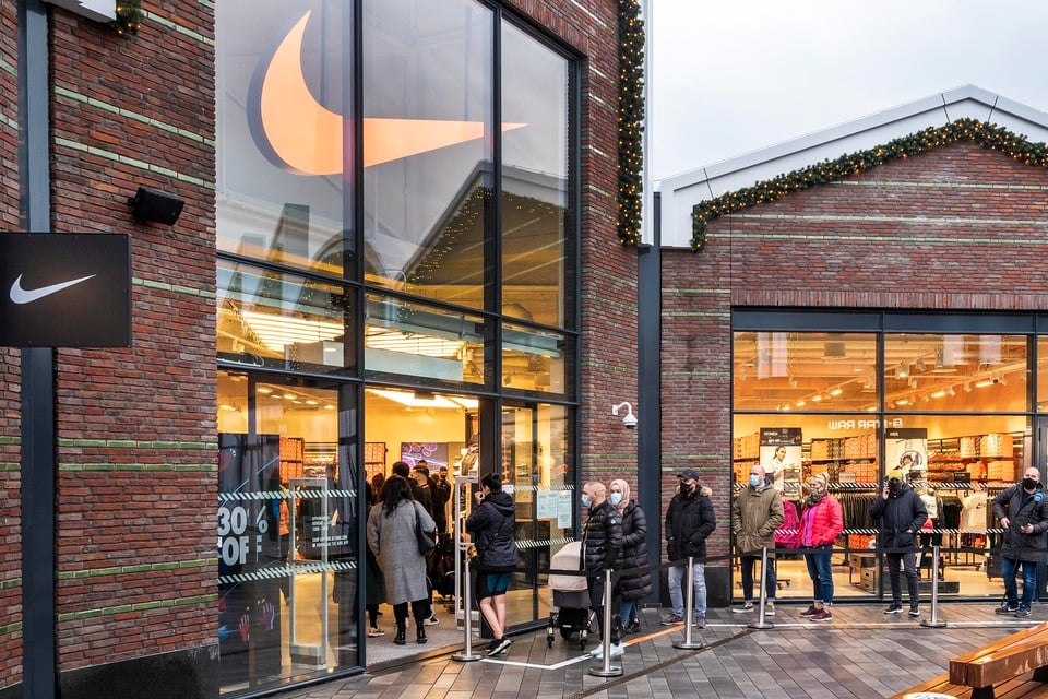 Een rij voor de winkel van Nike tijdens de openingsdag van de outlet.
