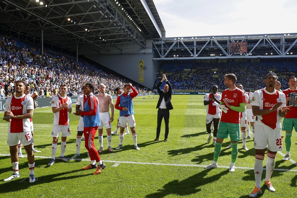 Erik ten Hag bedankt de Ajax-supporters na de wedstrijd in Arhem tegen Vitesse.