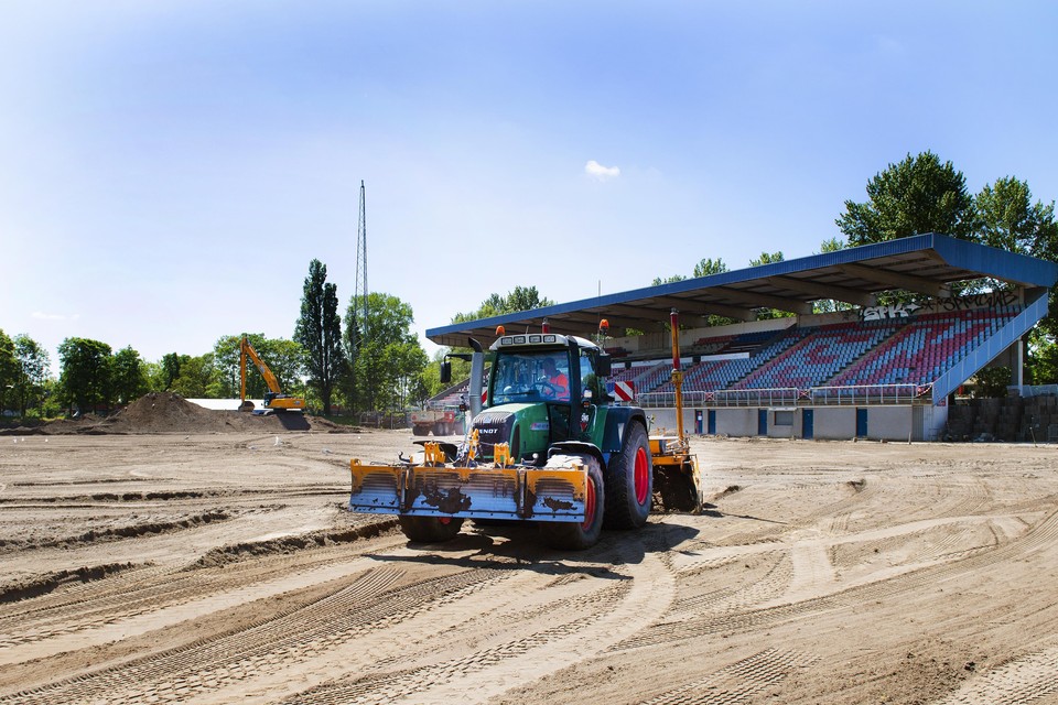 Werkzaamheden op het veld van Haarlem-Kennemerland FC.