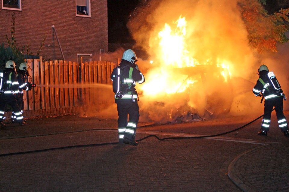 Auto uitgebrand aan Gooilandweg in Huizen. Foto Miché