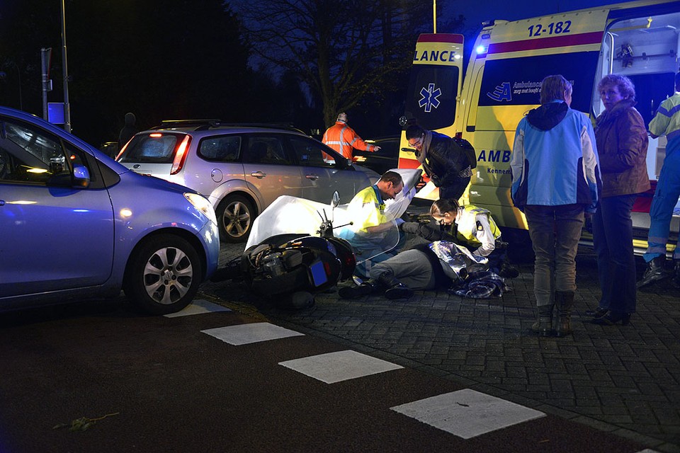 Scooterrijdster gewond na aanrijding in Hoofddorp. Foto: Eric van Lieshout