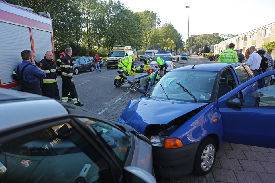 Twee gewonden bij aanrijding met geparkeerde auto's in Haarlem. Foto Rowin van Diest