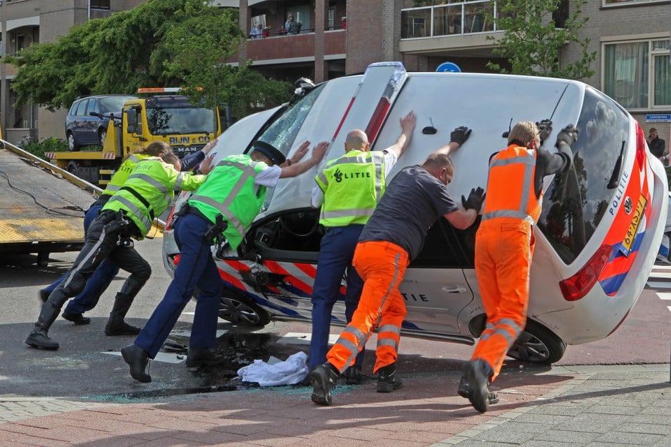 Agent gewond bij ongeval met politiewagen. Foto Fotomix.nl