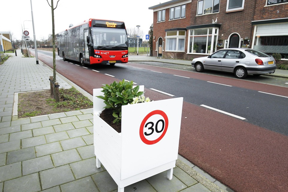 De plantenbak op de P.J. Troelstraweg heeft het gewenste effect: chauffeurs houden zich in.