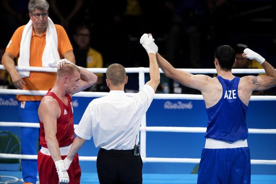 Ongeloof bij bokser Peter Müllenberg (links) na zijn nederlaag. Moen: ’Ook teleurstelling is een mooie sportemotie’.
