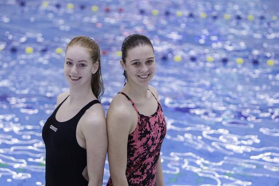 Rebecca Duyverman en Shelby Kasse nemen deel aan het NK synchroonzwemmen.