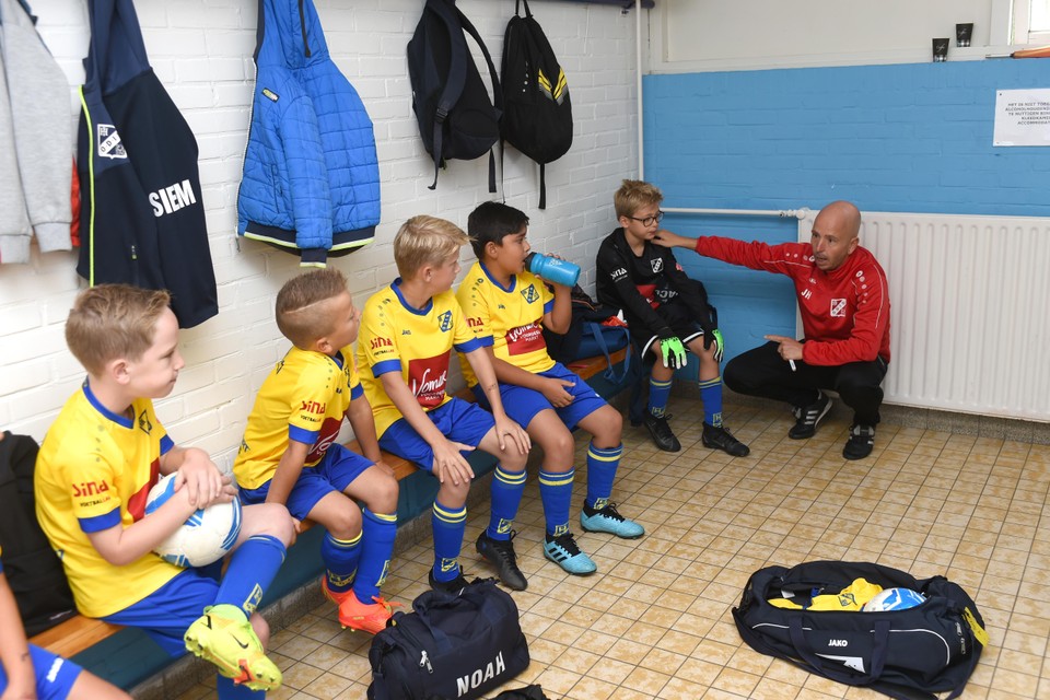 Coach Jacco is bij Odin’59 voor de wedstrijd in gesprek met zijn team, JO 9-2. Douchen doordeweeks kan niet meer bij de voetbalvereniging in Heemskerk.