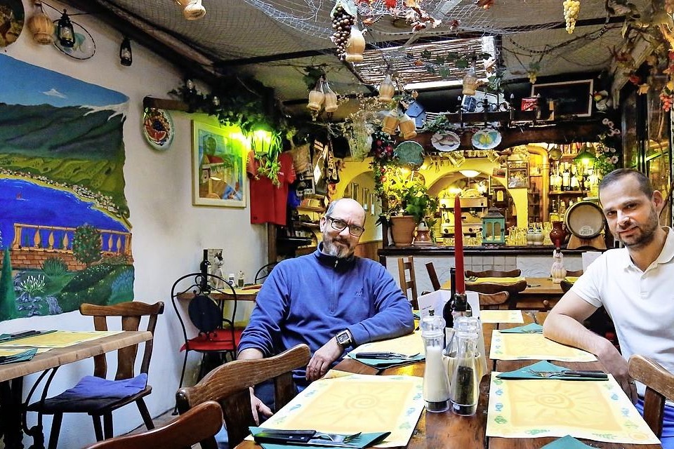 Ricardo Sotera en zijn vader Gino in hun restaurant Tarantella.