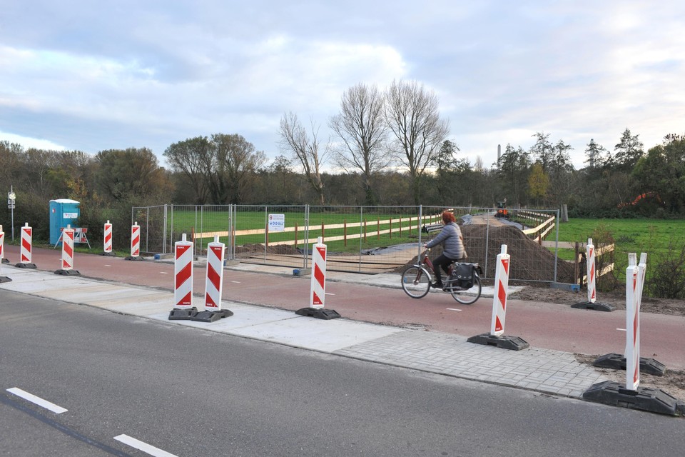 De tijdelijke weg die vanaf de Zeestraat - ter hoogte van de Creutzberglaan - landgoed Westerhout inloopt. Vanaf het landgoed zullen boringen worden uitgevoerd voor de aanleg van het hoogspanningsnetwerk van Tennet.