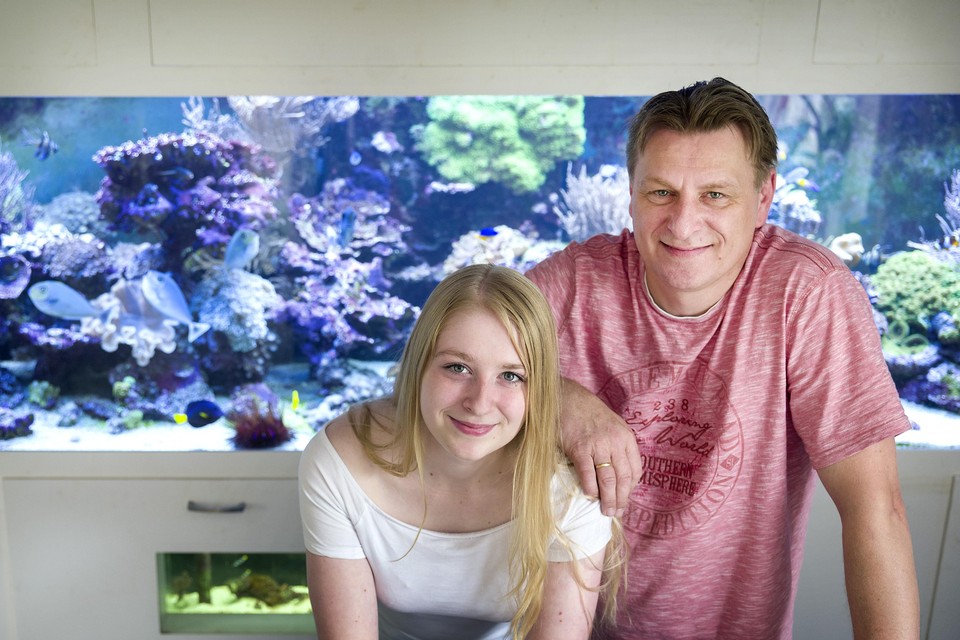 Ed Koopmans en dochter Melanie bij het zeeaquarium dat door de gedupeerde Sander Bakker is gebouwd.