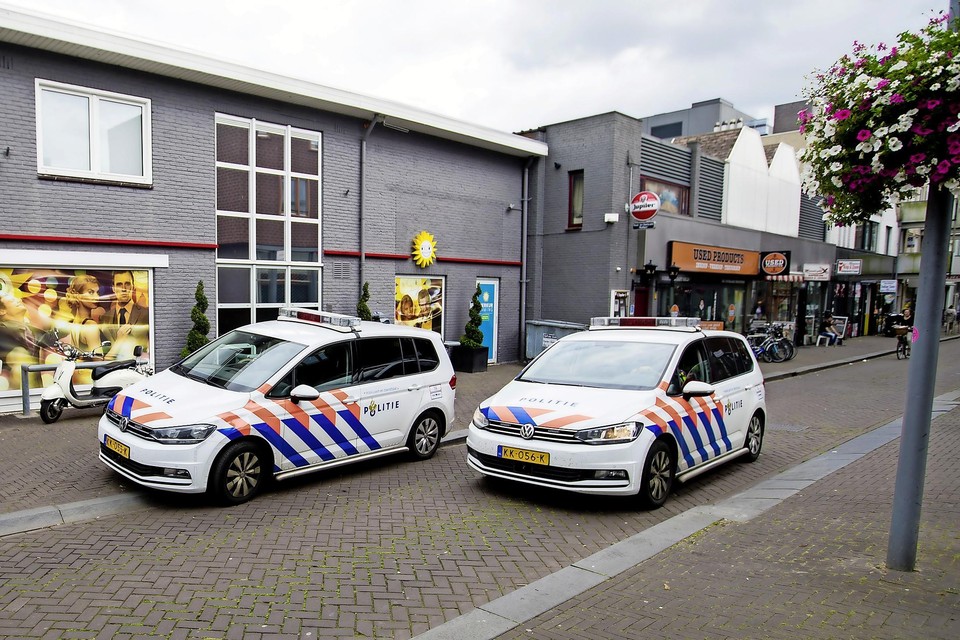 Politie onderzoekt de overval op het filiaal van Used Products in de Tuinweg in Hoofddorp.
