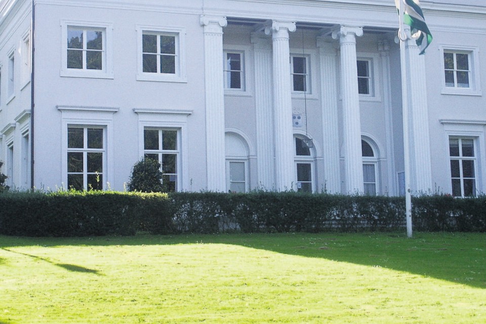 Het huidige gemeentehuis aan de Bloemendaalseweg van 1966 -2013