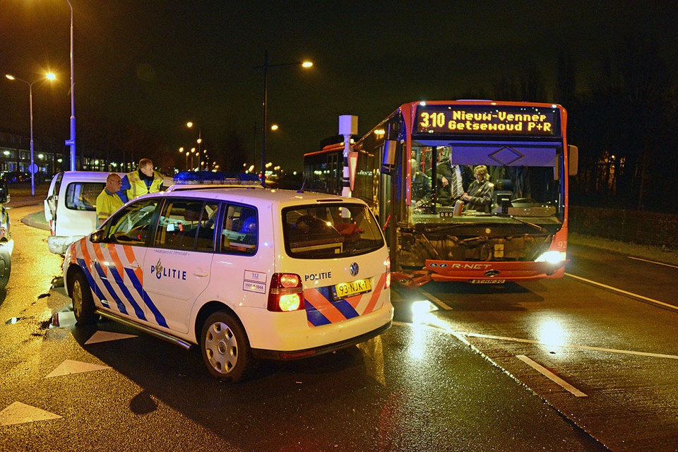 Nieuw-Vennep: R-net bus bots tegen bestelwagen. Foto: Eric van Lieshout