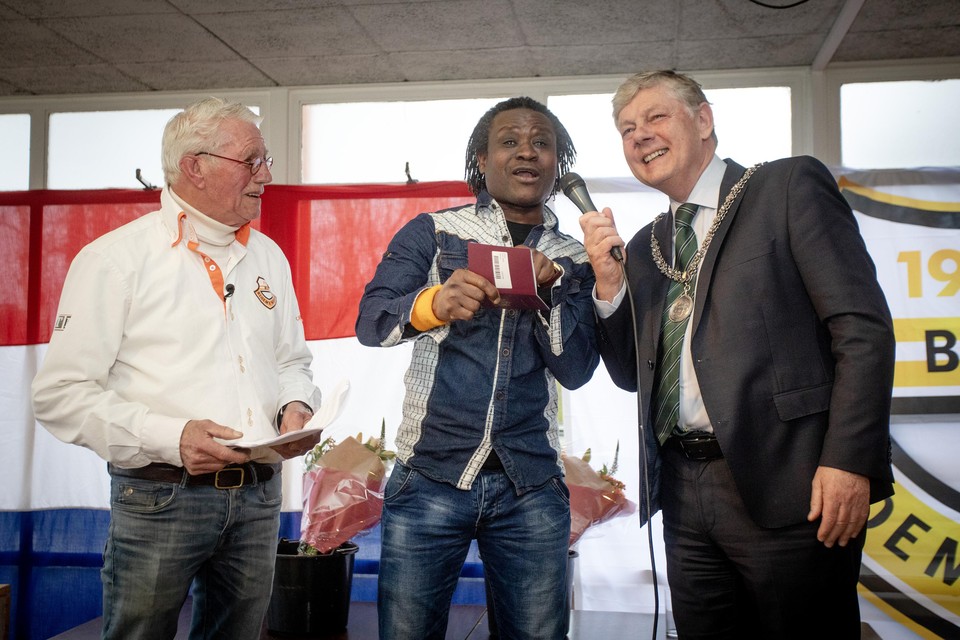 Een blije Baidy Ndiade geflankeerd door BVC-clubman Tjerk de Blaauw (links) en Bloemendaals burgemeester Elbert Roest (rechts).