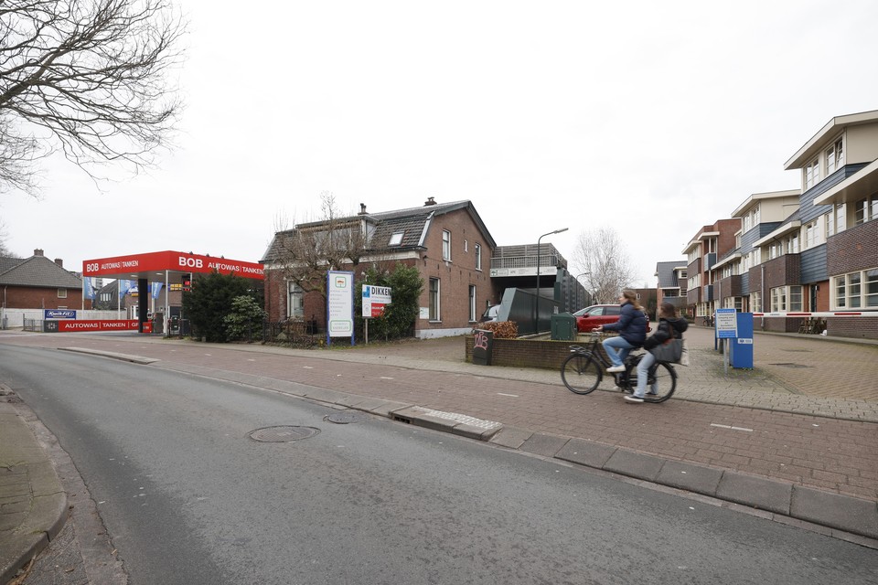 Garage Knemeijer aan het Achterom in Hilversum verdwijnt voor woningen.