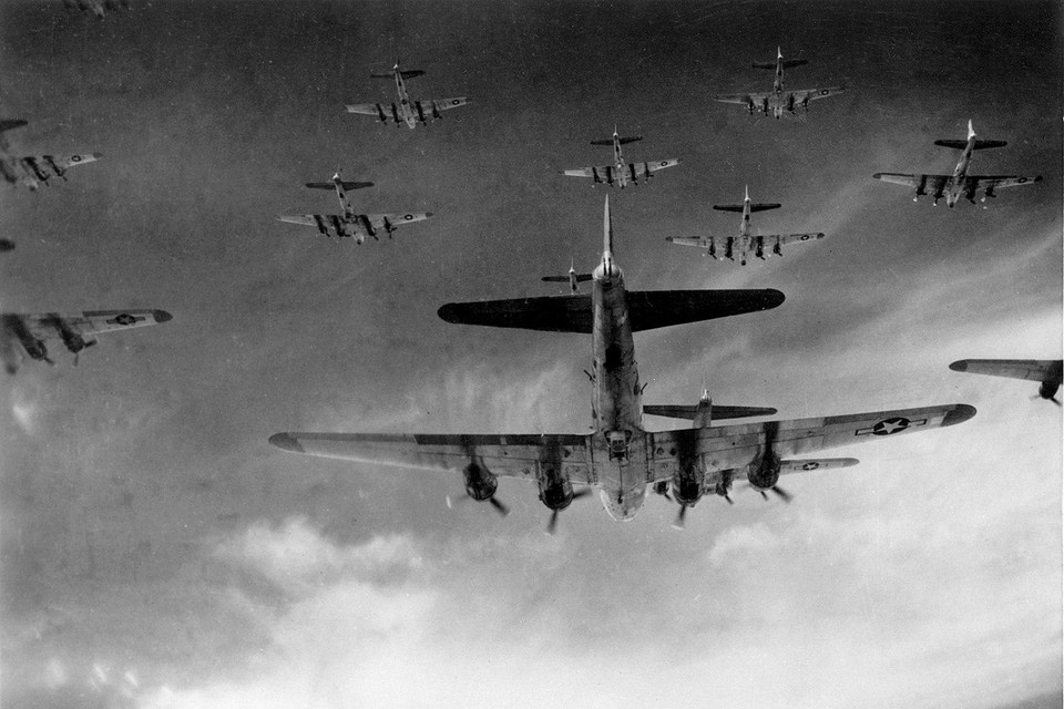 B-17 bommenwerpers op weg naar hun doel: fabrieken die de oorlogsmachine in leven houden in nazi-Duitsland.