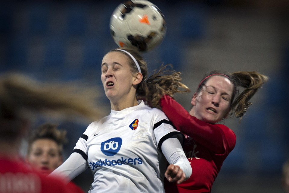 Katja Snoeijs in duel met Renate Jansen van FC Twente.