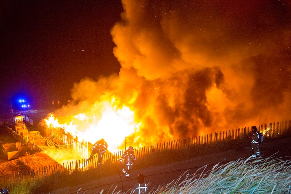 Grote brand bij strandpaviljoen Far Out in Zandvoort. Foto: MIchel van Bergen