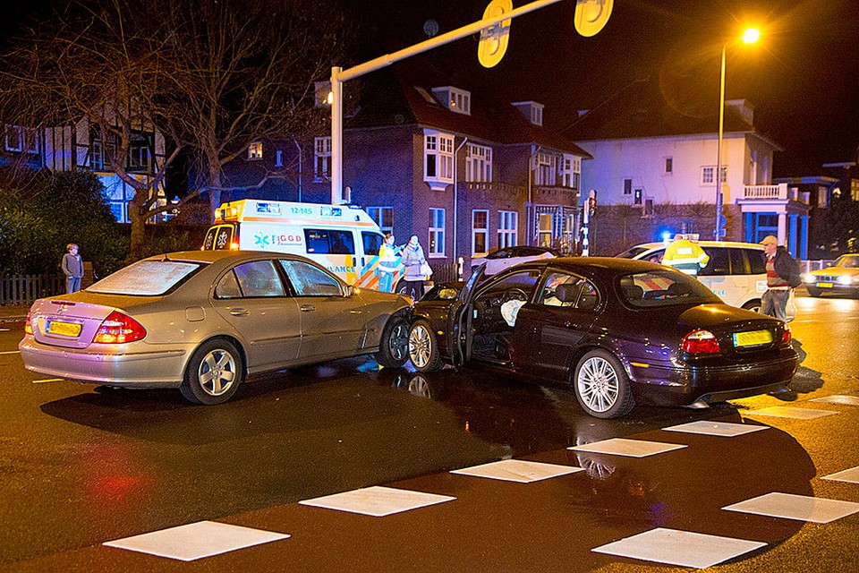 Forse schade na botsing op Herenweg in Heemstede. Foto Michel van Bergen