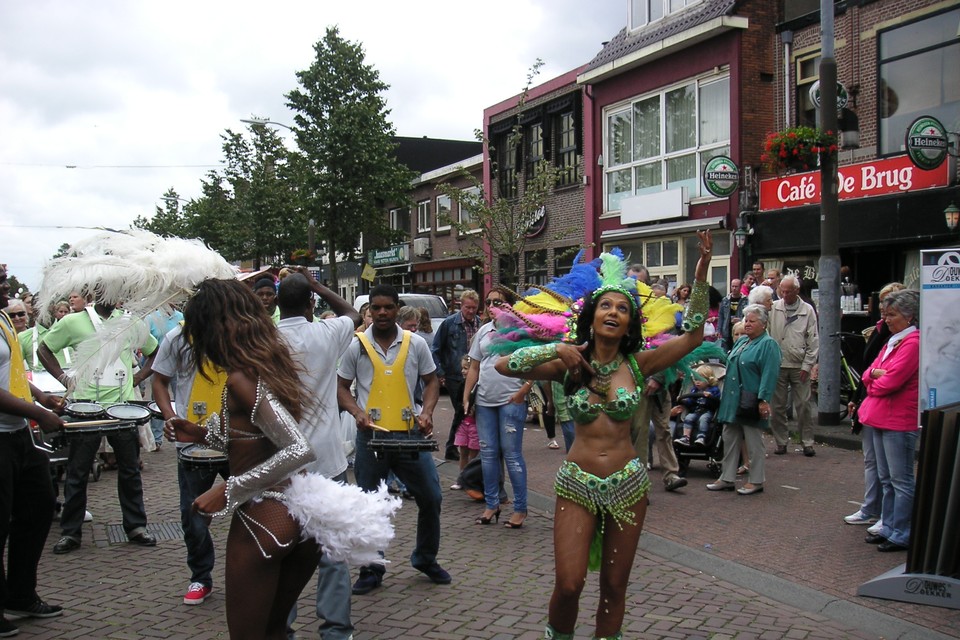 Dans op Jaarmarkt Kennemerlaan 2011. Foto Fokke Zaagsma